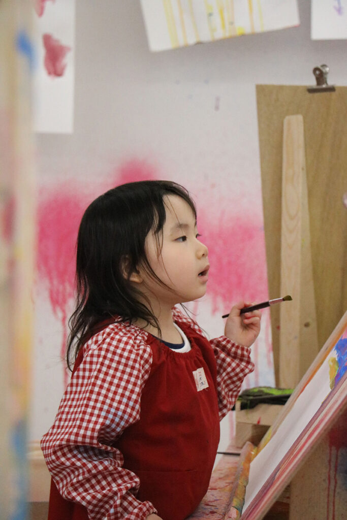 絵筆を持ってキャンバスに向かうほさき